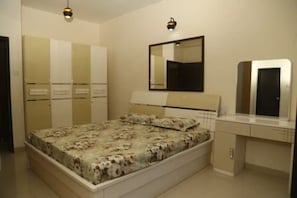 3 bedrooms, desk, free WiFi, bed sheets