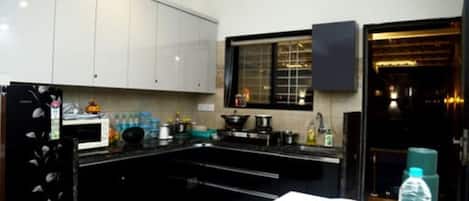 Refrigerador, microondas, utensilios de cocina y condimentos
