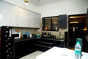 Refrigerador, microondas, utensilios de cocina, especias