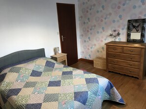 2 habitaciones y tabla de planchar con plancha 
