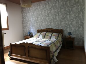 2 bedrooms, iron/ironing board