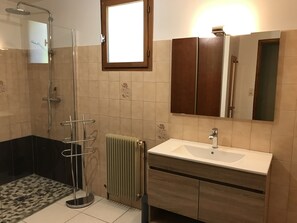 Séchoir à cheveux, papier de toilette