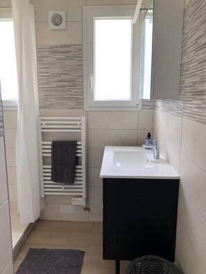 Douche, sèche-cheveux, savon