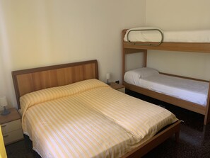 2 Schlafzimmer, Bügeleisen/Bügelbrett, Bettwäsche