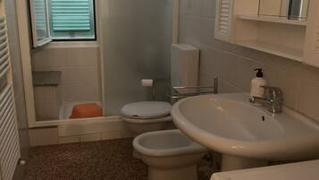 Doccia, asciugacapelli, bidet, asciugamani