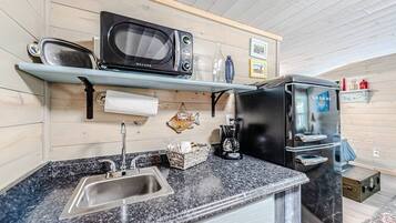 Geladeira, micro-ondas, cafeteira/chaleira