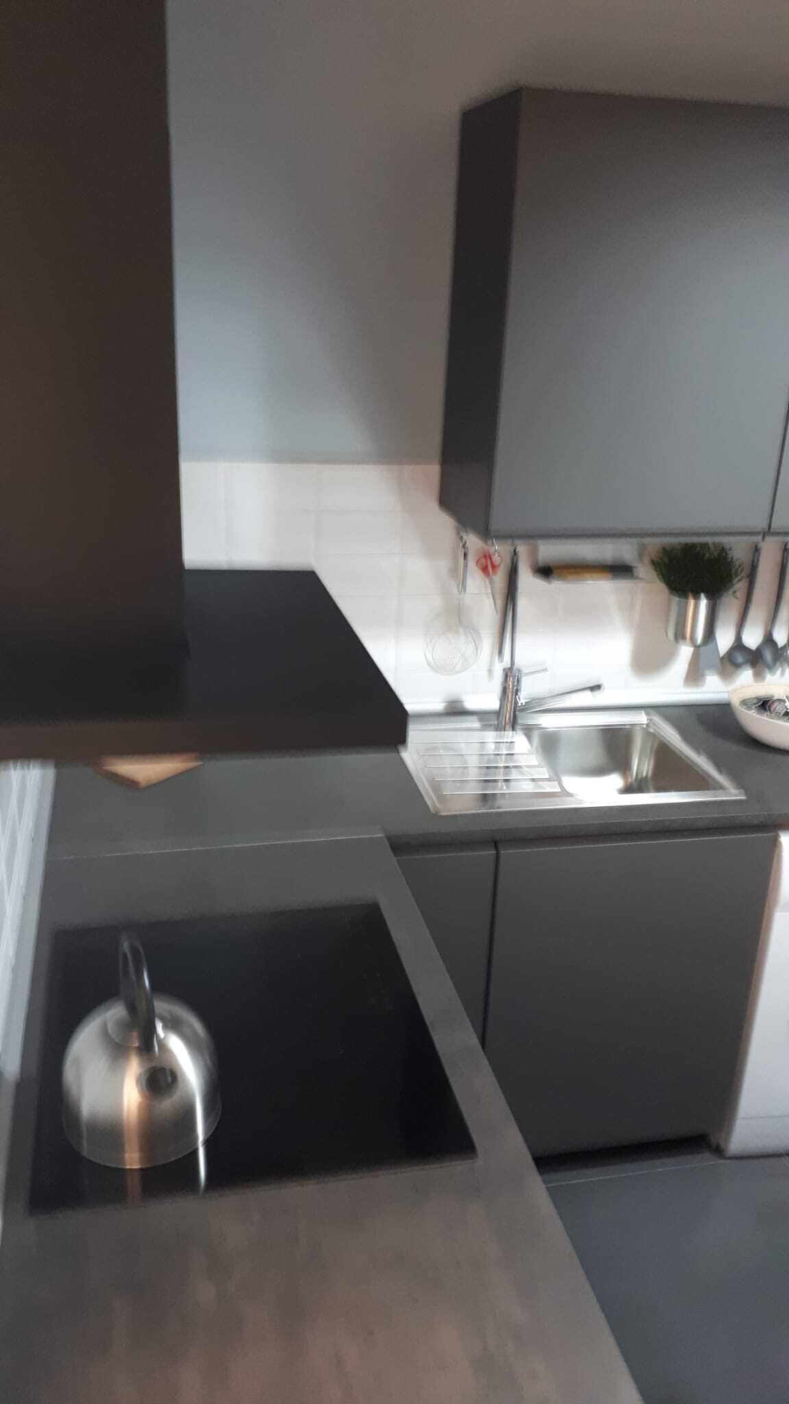 Kühlschrank, Herdplatte, Wasserkocher, Kochgeschirr/Geschirr/Besteck