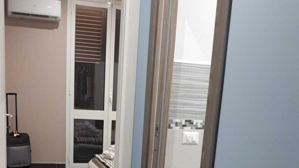 Un pasillo con una puerta corredera que da a un balcón.