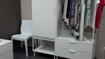 2 bedrooms, iron/ironing board, WiFi