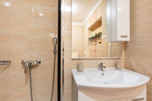 Een douche, handdoeken