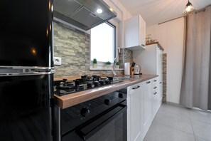 ثلاجة، ميكروويف، فرن، موقد طهي مسطح