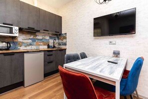 Apartamento | Cozinha privada | Geladeira, micro-ondas, cooktop, cadeirão de bebê
