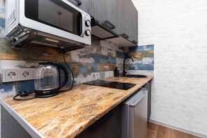 Apartamento | Cozinha privada | Geladeira, micro-ondas, cooktop, cadeirão de bebê
