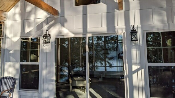 A covered porch with large windows and a wooden ceiling. - MT dreams create memories that last a lifetime ❄️ Winter Land ☀️ Summer serenity (Marion)