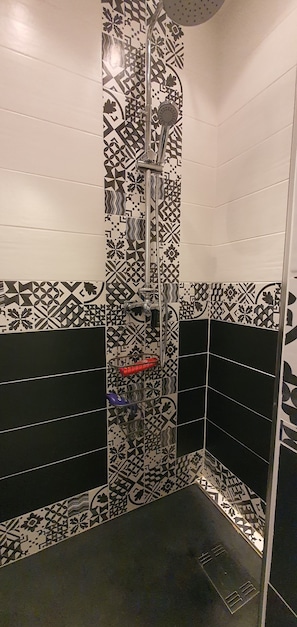 Bañera con ducha, secador de pelo, toallas, jabón