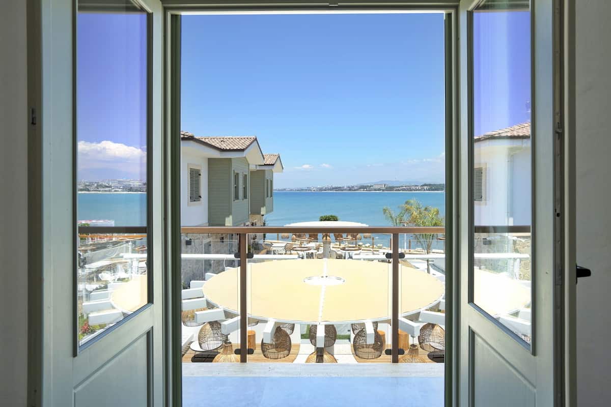 Romantische kamer, 1 queensize bed, uitzicht op zee | Uitzicht op strand/zee