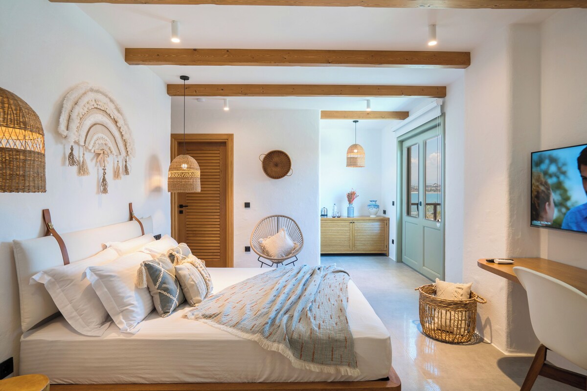 Comfort Room, Partial Sea View | Premium bedding, Select Comfort beds, minibar, in-room safe