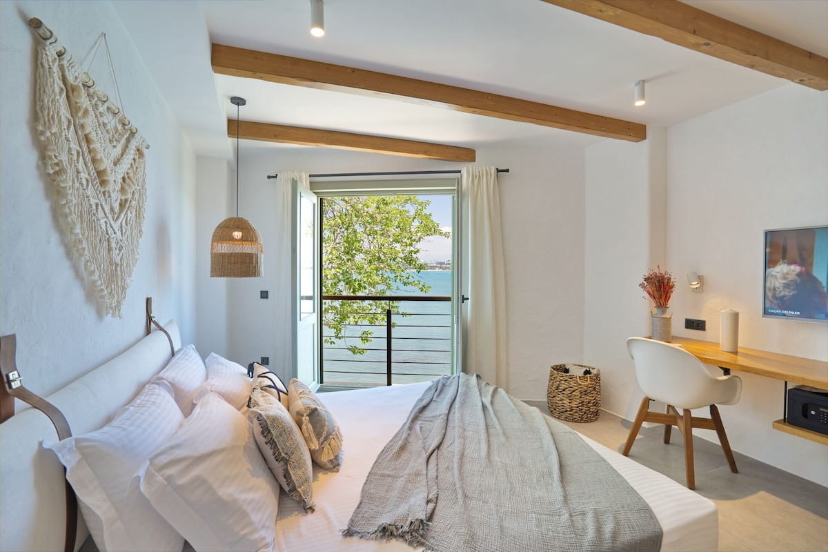 Junior kamer, uitzicht op zee, aan het strand | Luxe beddengoed, Select Comfort-bedden, een minibar