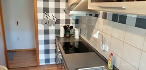 Réfrigérateur, micro-ondes, plaque de cuisson, lave-vaisselle