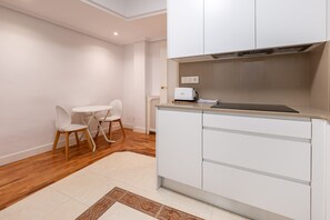 Fridge, microwave, dishwasher, coffee/tea maker