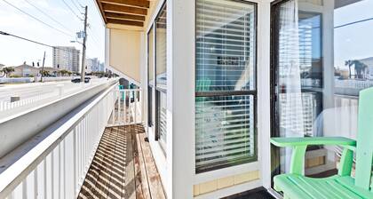 Renovated Studio condo with partial view of beach dunes-Beach Service included