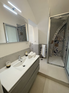 Douche, sĂšche-cheveux, bidet, serviettes fournies