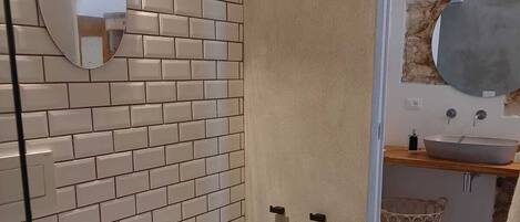Dusche, Haartrockner, Bidet, HandtĂŒcher