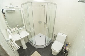 Douche, séchoir à cheveux, serviettes fournies, savon