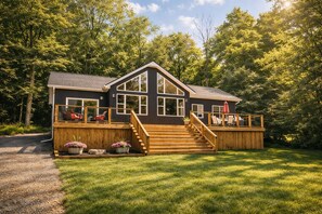 Exterior - Waterfront Muskoka Cottage | FirePit, BBQ and Canoes (Bracebridge)