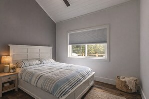 3 bedrooms, iron/ironing board, free WiFi, bed sheets - Waterfront Muskoka Cottage | FirePit, BBQ and Canoes (Bracebridge)