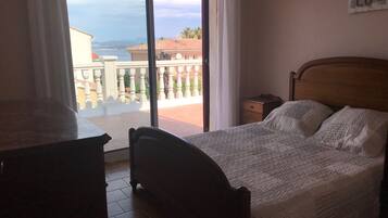 4 bedrooms, iron/ironing board, free WiFi