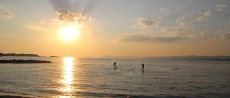 Una spiaggia nelle vicinanze