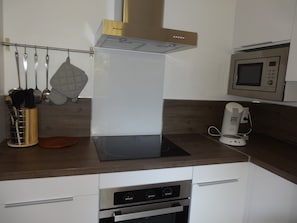 Køleskab, mikrobølgeovn, ovn, kogeplade