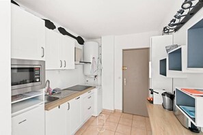 Fridge, microwave, oven, coffee/tea maker