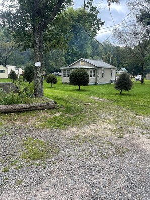 Property grounds - Enchanting cottage in private lake community (Waymart)