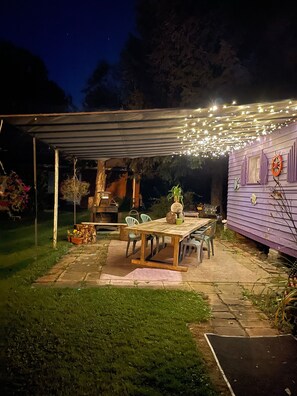 Outdoor dining - Enchanting cottage in private lake community (Waymart)