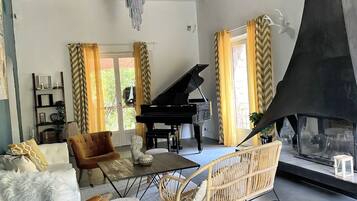 TV, DVD player, table tennis, books