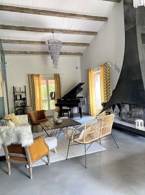 Télévision, lecteur de DVD, table de tennis de table, livres