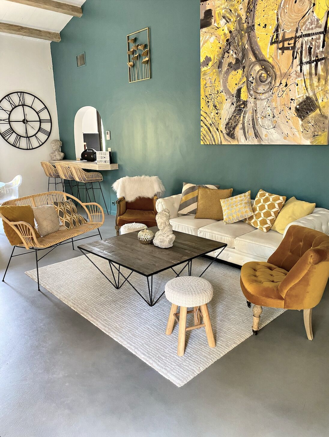 Televisie, een dvd-speler, een tafeltennistafel en boeken