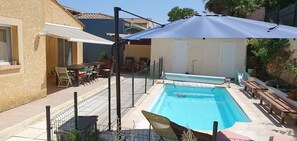 Outdoor pool - Maison Avec Piscine, Climatisation et Située à 2 pas du Centre Historique (Sommières)