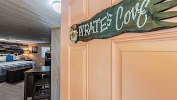 1 habitación, tabla de planchar con plancha, wifi y ropa de cama