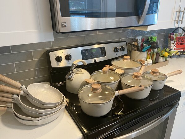 ثلاجة، ميكروويف، فرن، موقد طهي مسطح