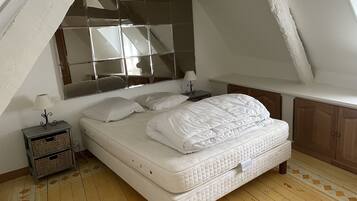 2 Schlafzimmer, Schreibtisch, Bügeleisen/Bügelbrett, Reisekinderbett