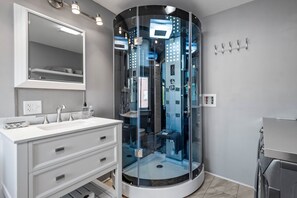 Haartrockner, Handtücher, Seife, Shampoo
