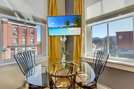 Dining. Luxe Studio 2 on Main Street- Luxury Steam Shower, Kitchen