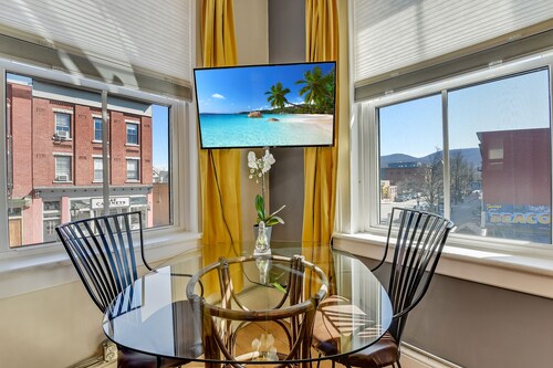 Luxe Studio 2 on Main Street- Luxury Steam Shower, Kitchen