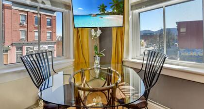 Luxe Studio 2 on Main Street- Luxury Steam Shower, Kitchen