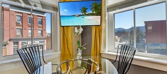 Luxe Studio 2 on Main Street- Luxury Steam Shower, Kitchen