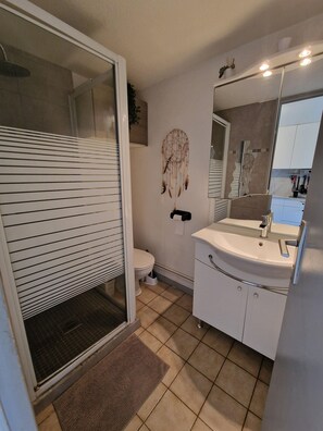 Dusche, Haartrockner, Seife, Toilettenpapier