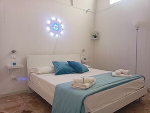 2 camere, una scrivania, ferro/asse da stiro, Wi-Fi gratuito